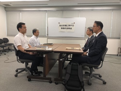 スーツにリュックの男性はアリですか?