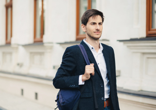 スーツにリュックの男性はアリですか?