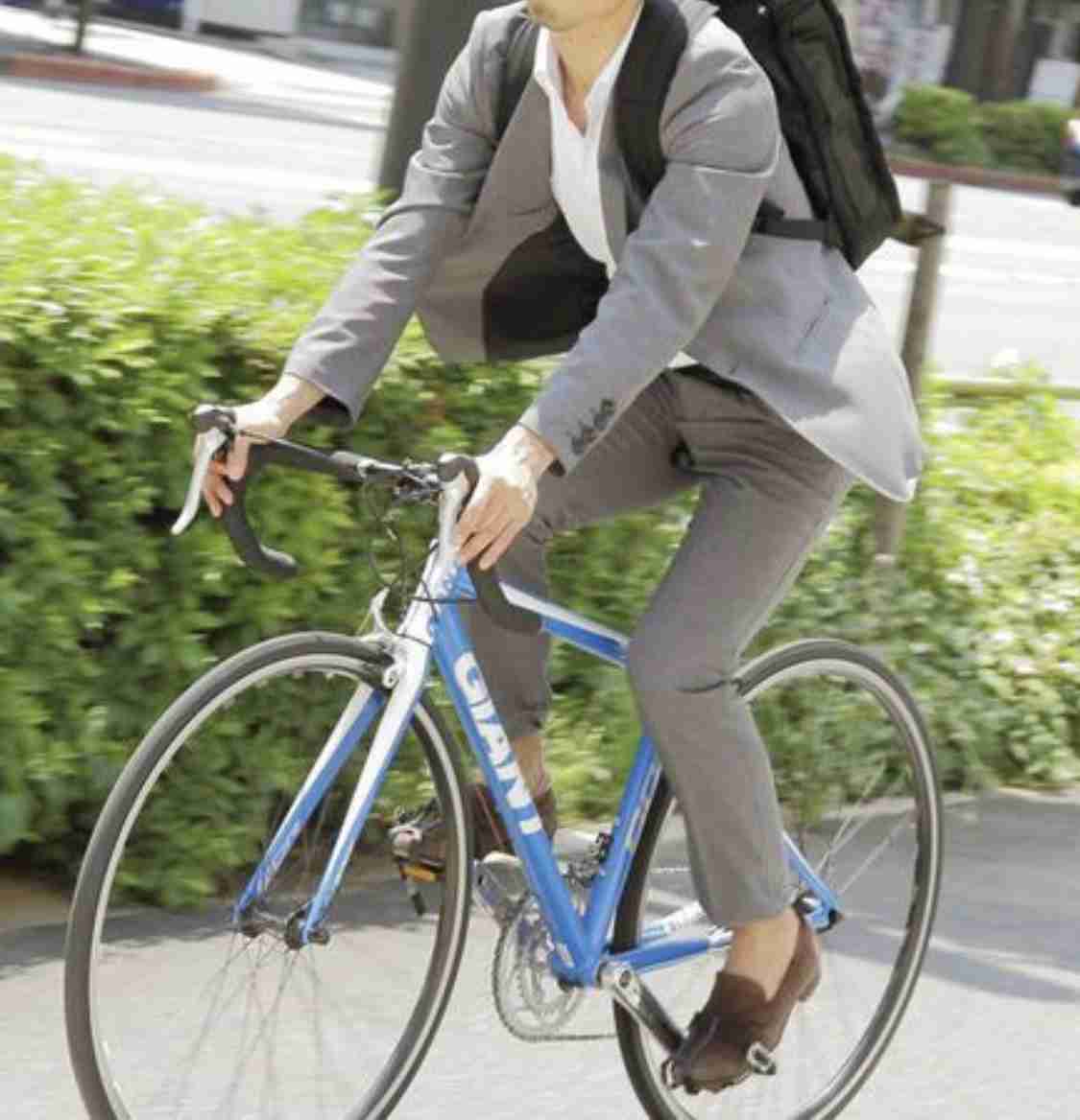 スーツにリュックの男性はアリですか?