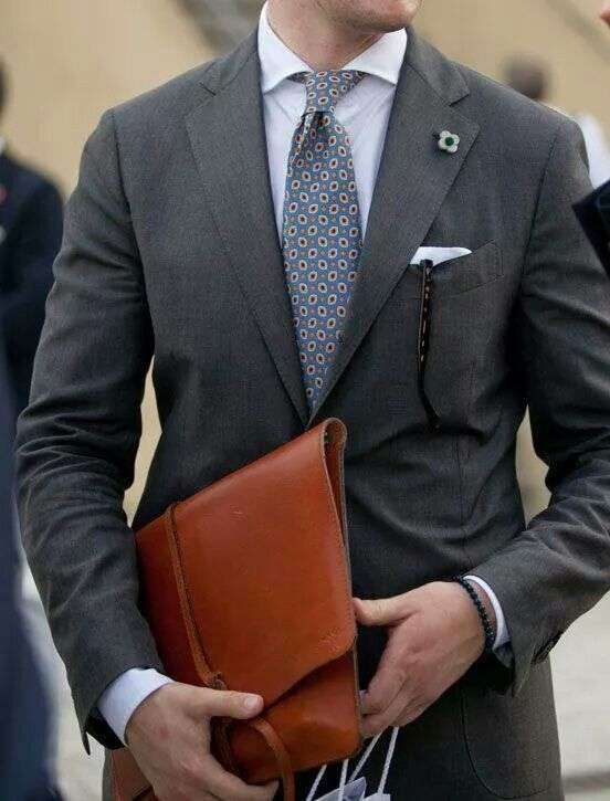 スーツにリュックの男性はアリですか？