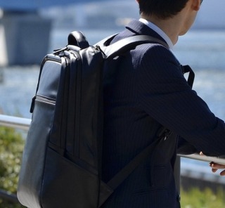スーツにリュックの男性はアリですか？