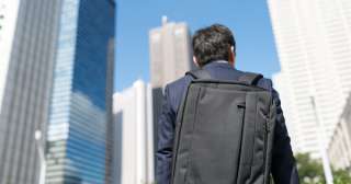スーツにリュックの男性はアリですか？