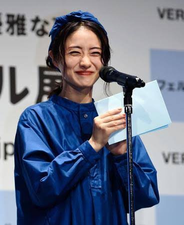 石原さとみ、新人ADに変装！ 視聴者「変装してもかわいさダダ漏れ」