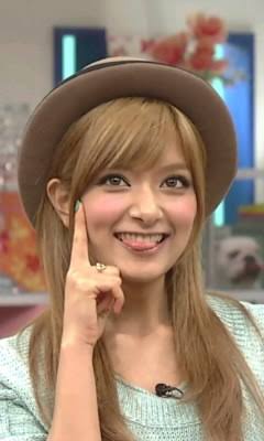 ローラ、カウガール風の肩出しショットに「西部劇で出てきそう」