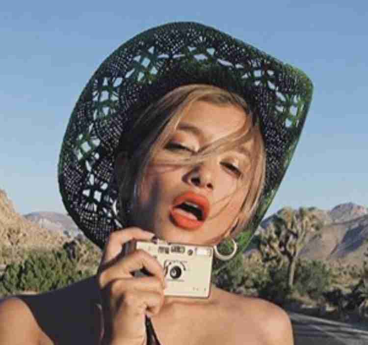 ローラ、カウガール風の肩出しショットに「西部劇で出てきそう」