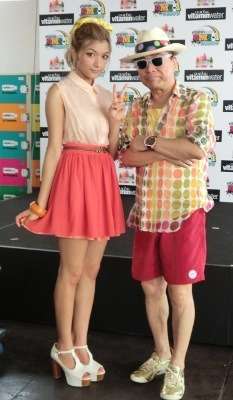 ローラ、カウガール風の肩出しショットに「西部劇で出てきそう」