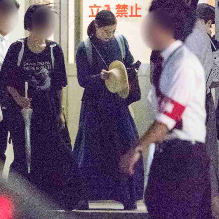 山里亮太、タクシーから蒼井優運転車に乗り換えのラブラブ姿