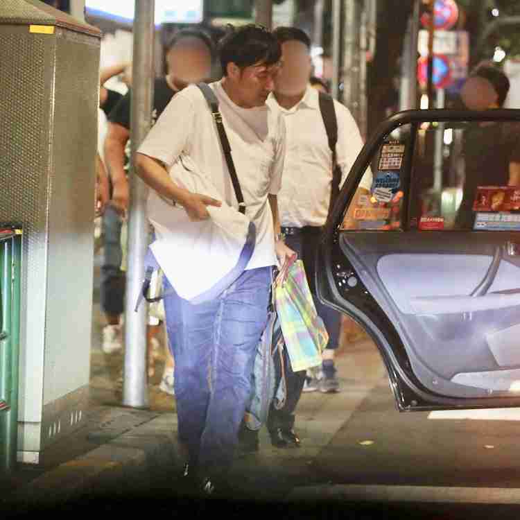 山里亮太、タクシーから蒼井優運転車に乗り換えのラブラブ姿