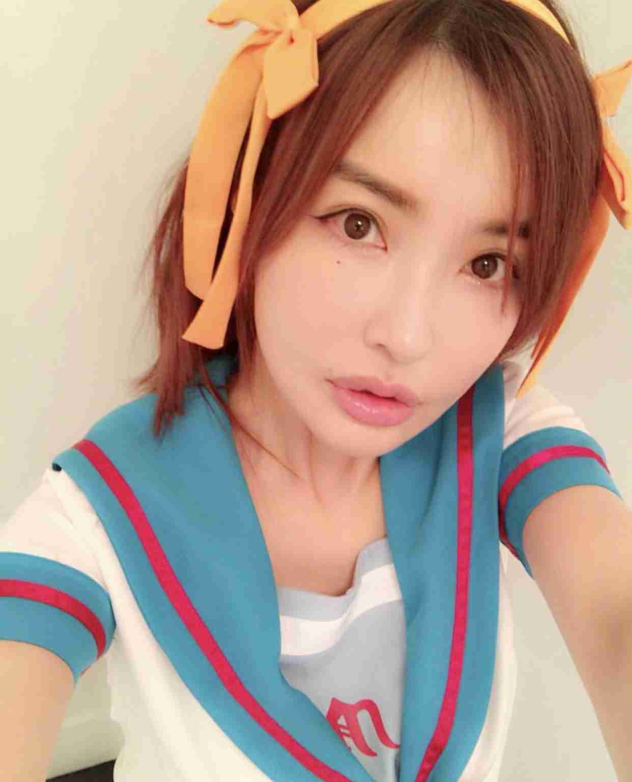 平子理沙、「ウエストどうなってるの?」アラフィフの”ヘソ出し”に驚きの声が続々