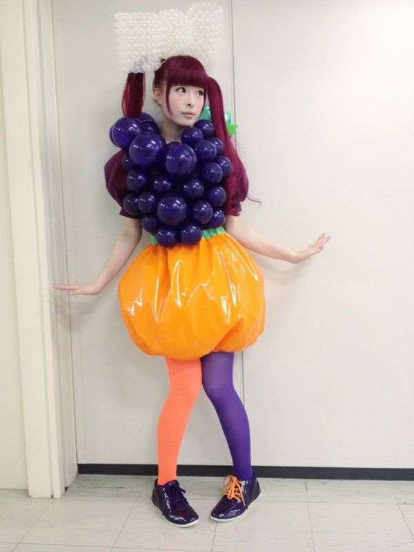 野菜や果物モチーフの服を着た芸能人の画像