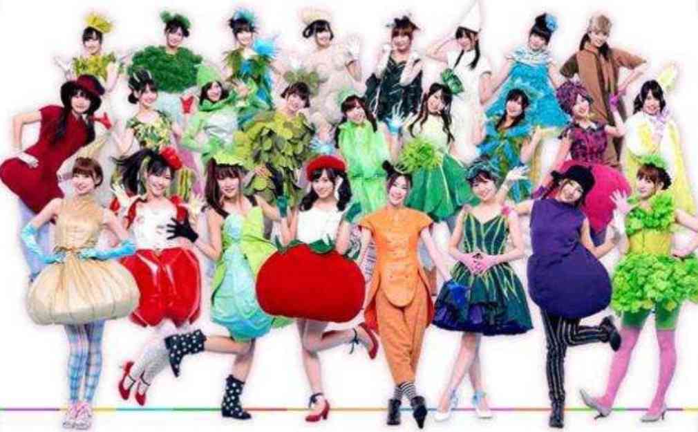 野菜や果物モチーフの服を着た芸能人の画像