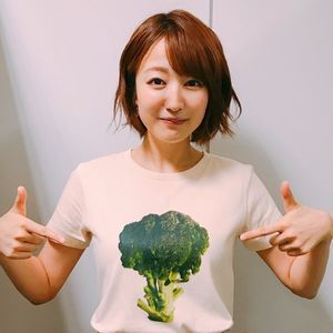 野菜や果物モチーフの服を着た芸能人の画像