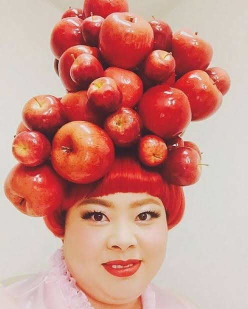 野菜や果物モチーフの服を着た芸能人の画像