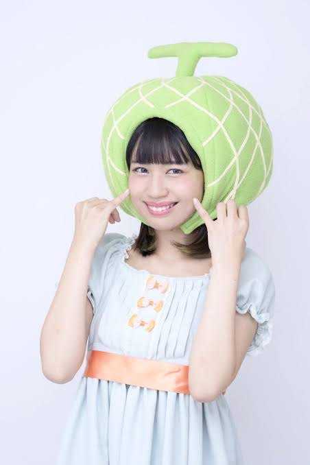 野菜や果物モチーフの服を着た芸能人の画像