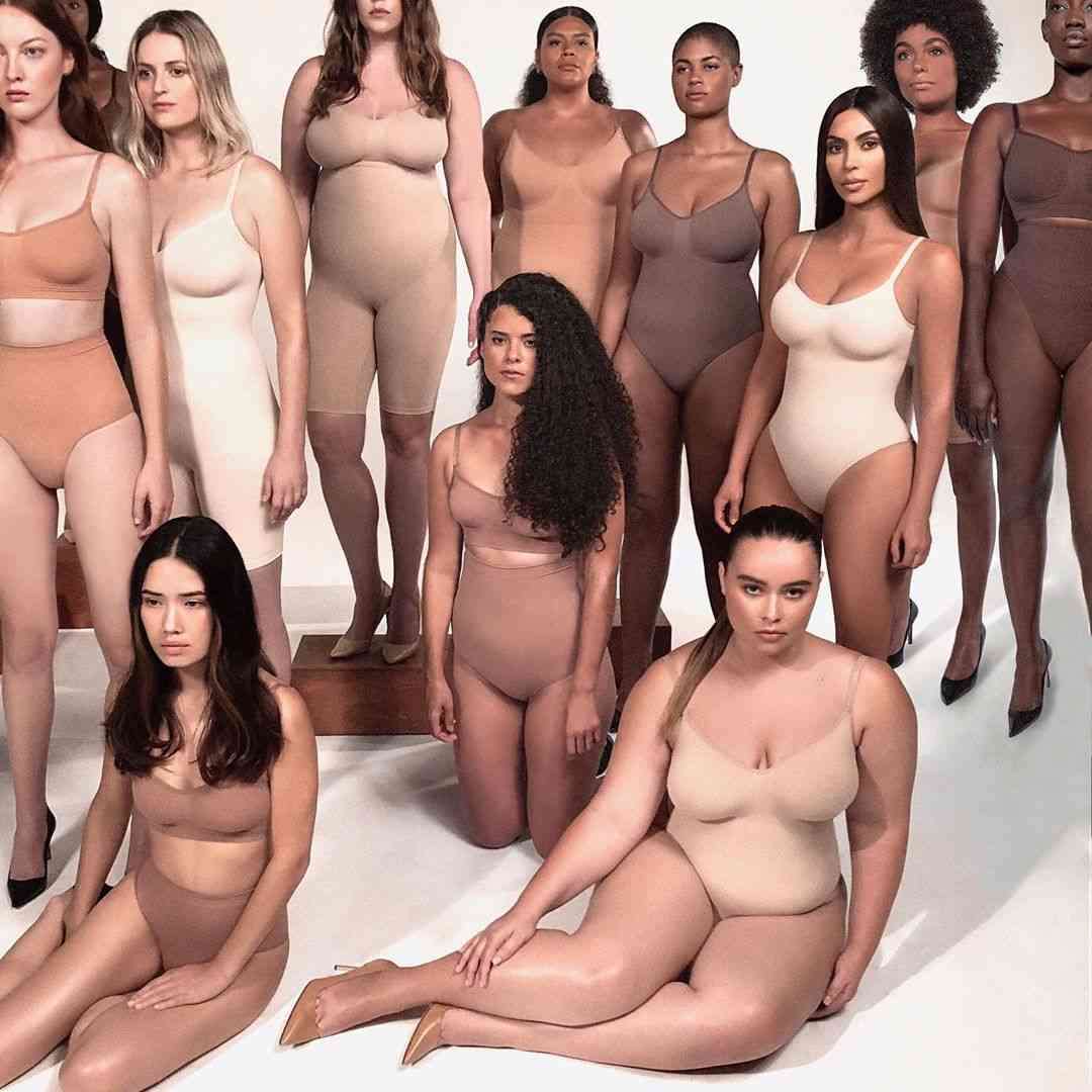キム・カーダシアン、下着ブランド新名称は「SKIMS」 「KIMONO」騒動受け変更