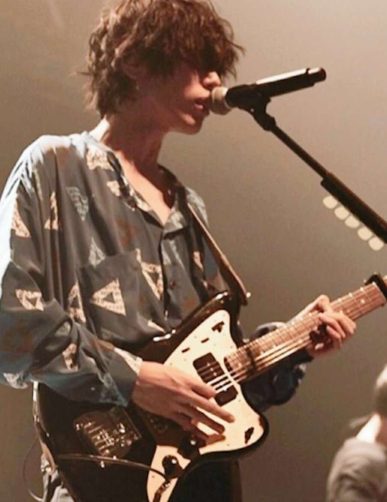 米津玄師　「前髪かき上げ」解禁か、脱鬼太郎ヘア目撃証言