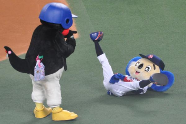つば九郎とドアラを交互に貼り、時々 他球団マスコットが貼られるトピ
