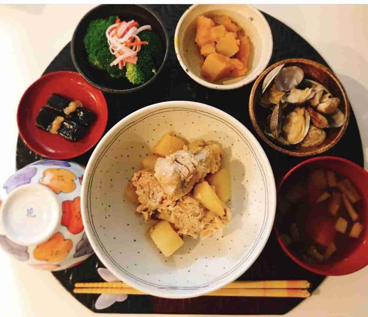 熊田曜子、”焼き鳥が17本並ぶ”お家ディナーを紹介「うわー　めっちゃ美味しそう～」