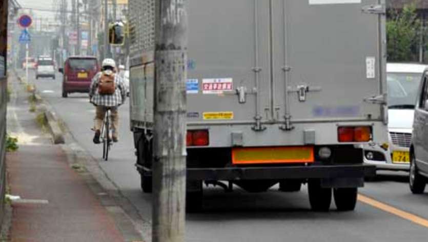 左折トラックに巻き込まれ、自転車の女子高校生死亡