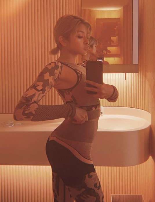 <ローラ>ルイヴィトンコーデ&超絶スタイルに絶賛「スタイル抜群!」「雑誌の表紙みたい」