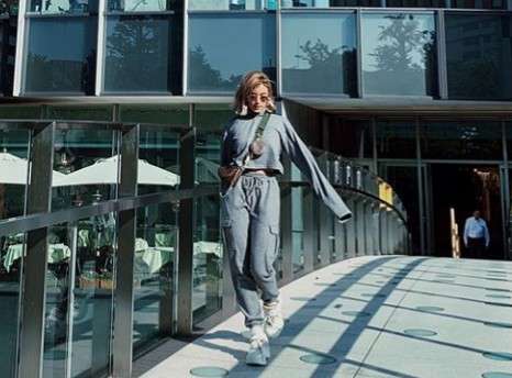 <ローラ>ルイヴィトンコーデ&超絶スタイルに絶賛「スタイル抜群!」「雑誌の表紙みたい」