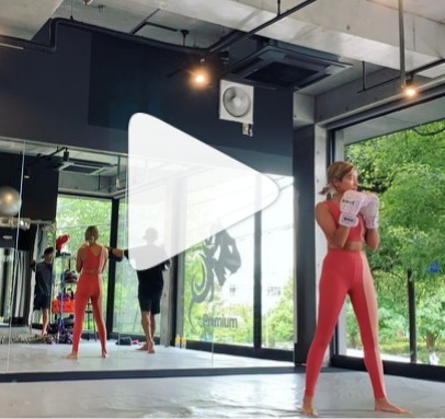 <ローラ>ルイヴィトンコーデ&超絶スタイルに絶賛「スタイル抜群!」「雑誌の表紙みたい」