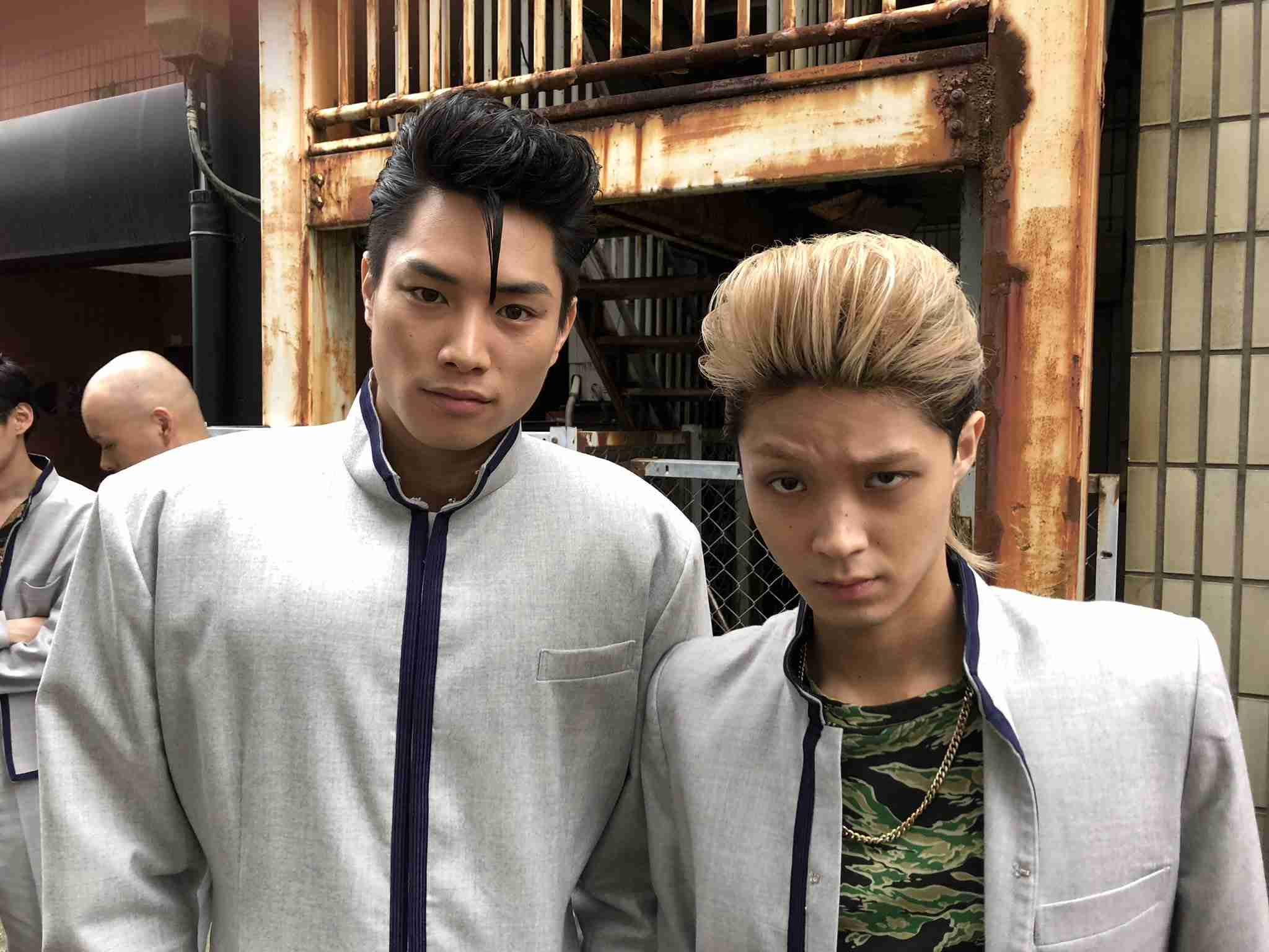 磯村勇斗“ミニスカポリス”コスプレ披露 小手伸也との2ショットに「脚綺麗すぎ」の声