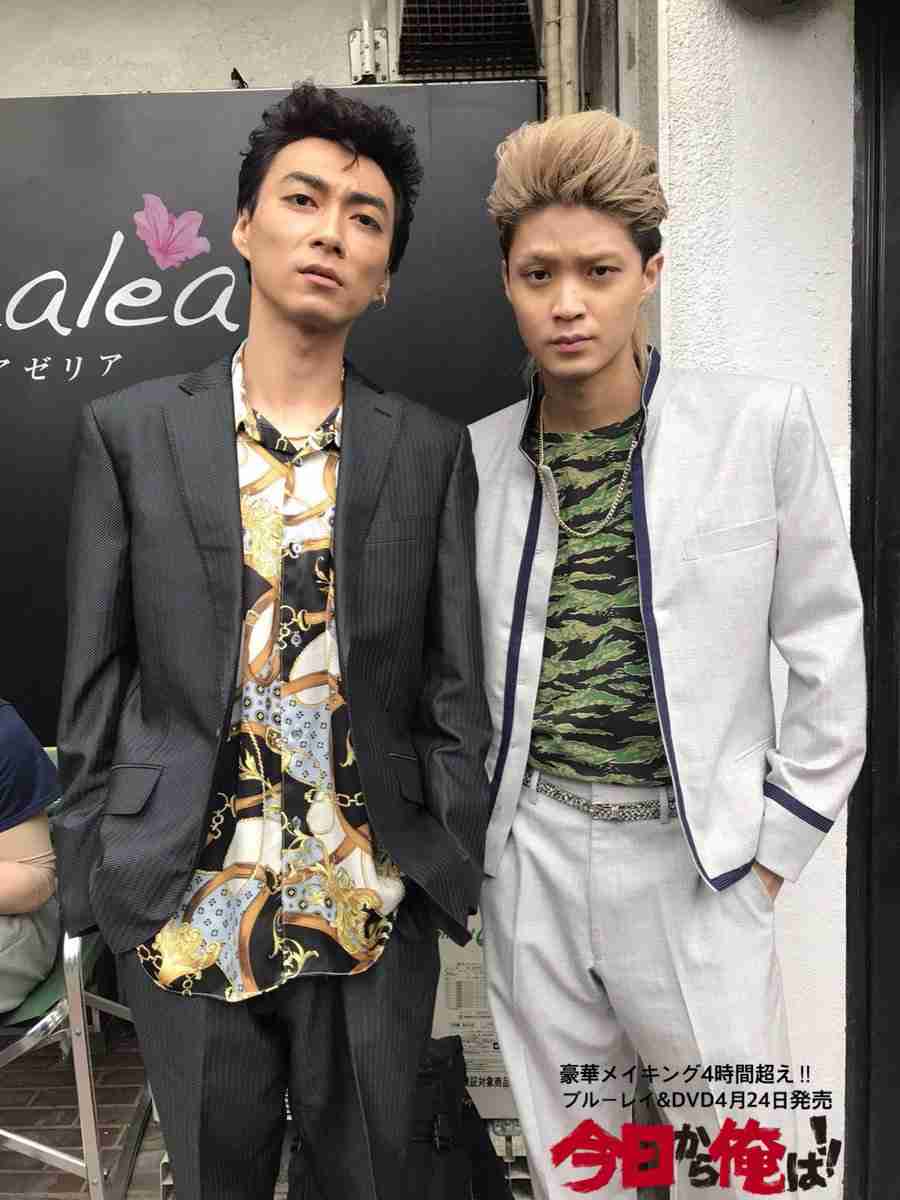 磯村勇斗“ミニスカポリス”コスプレ披露 小手伸也との2ショットに「脚綺麗すぎ」の声
