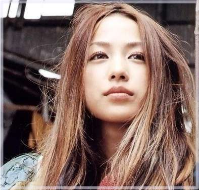 「白美嘉さんも黒美嘉さんも素敵」中島美嘉の麗しい衣装姿＆豪快アシメヘアに絶賛の声