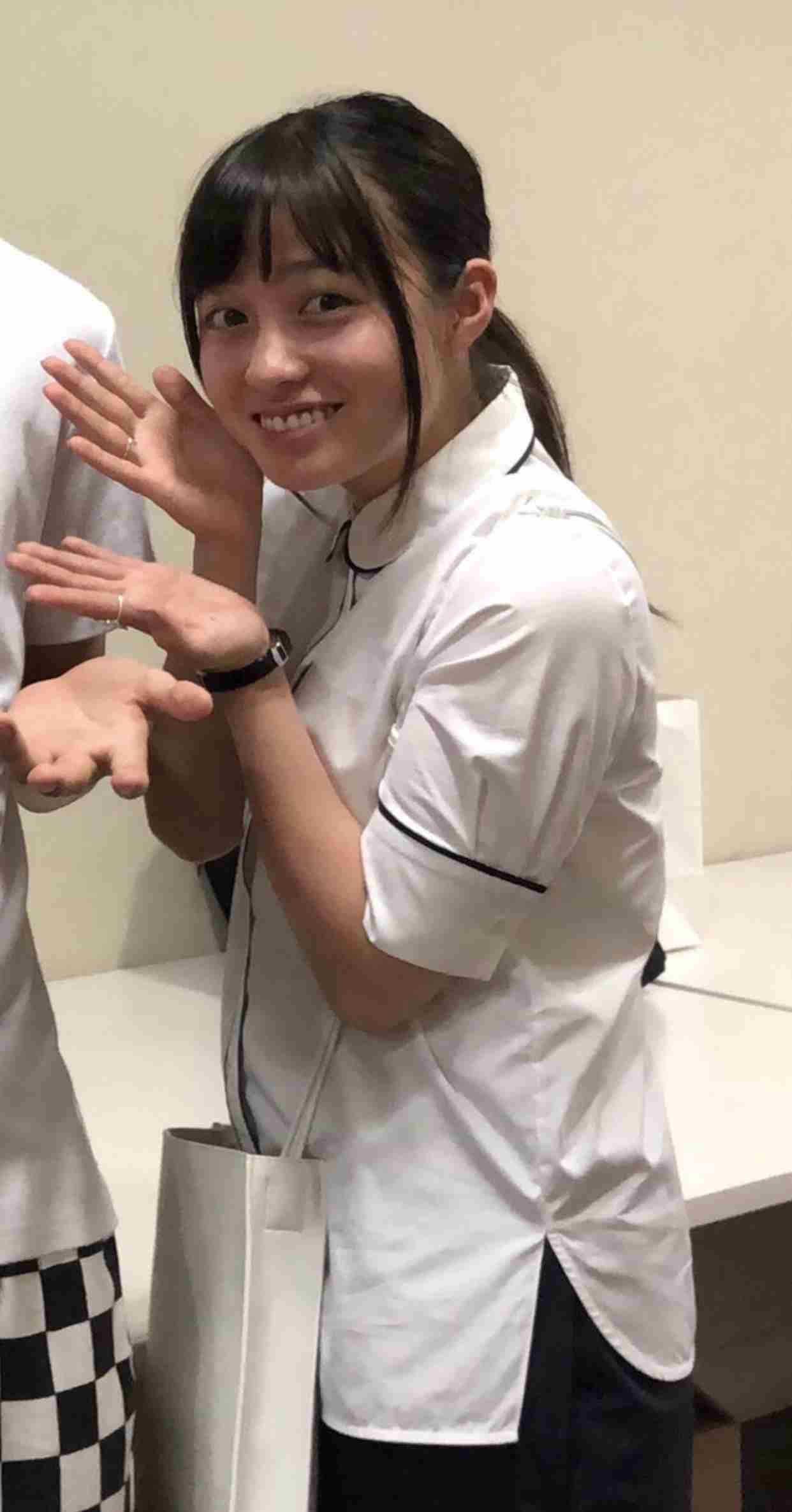 橋本環奈、色気漂うオフショットにファン悶絶「雰囲気違くてこれもまたかわいい…」