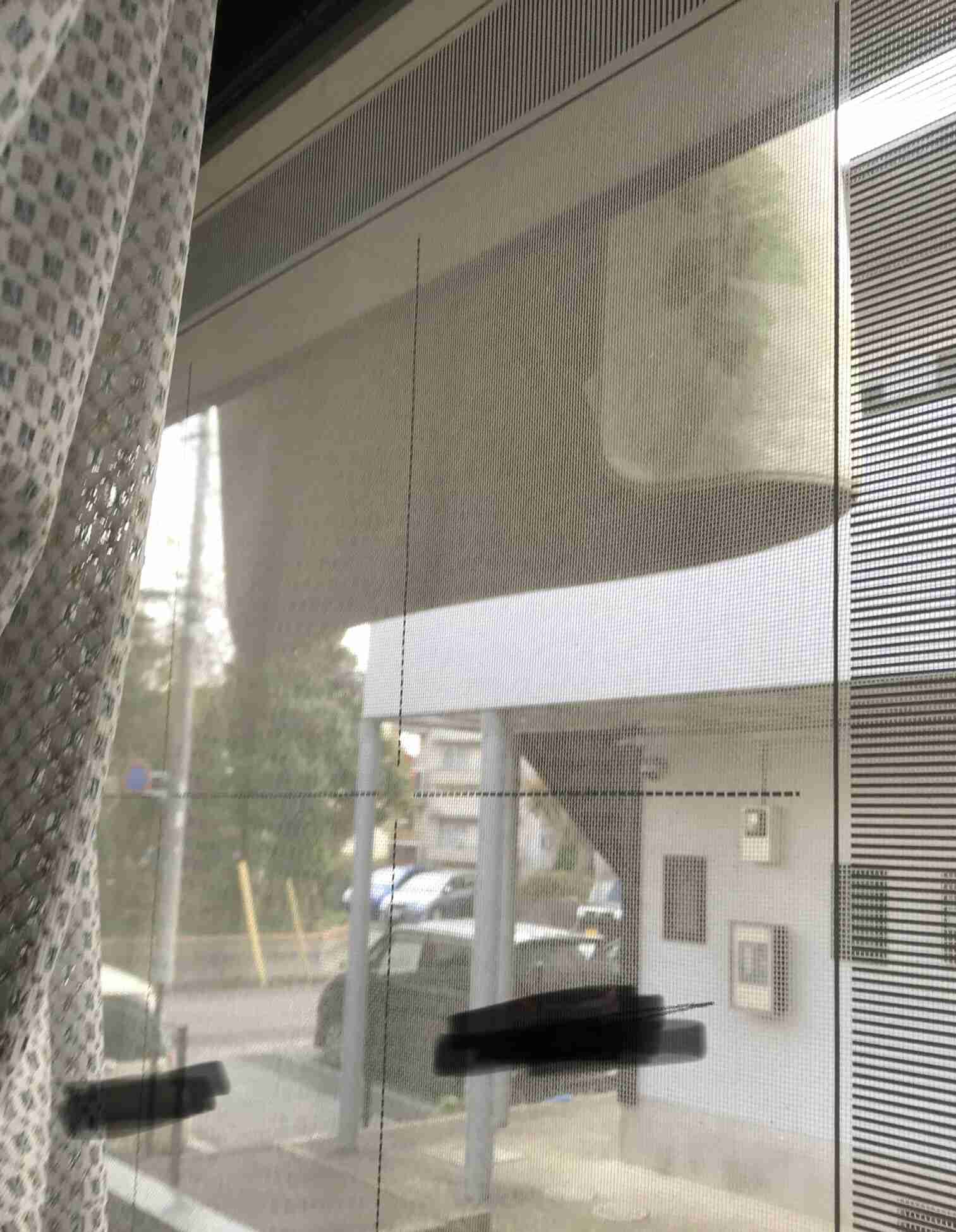 マンション上階住人の洗濯物がベランダを覆う　管理会社の対応に「激おこ」
