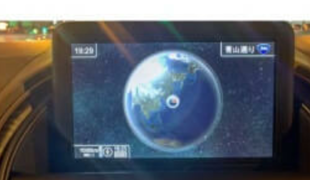ローランドのあおり運転対策が「宇宙目線」と話題に 「カーナビをこれぐらいのスケールにしておけば…」