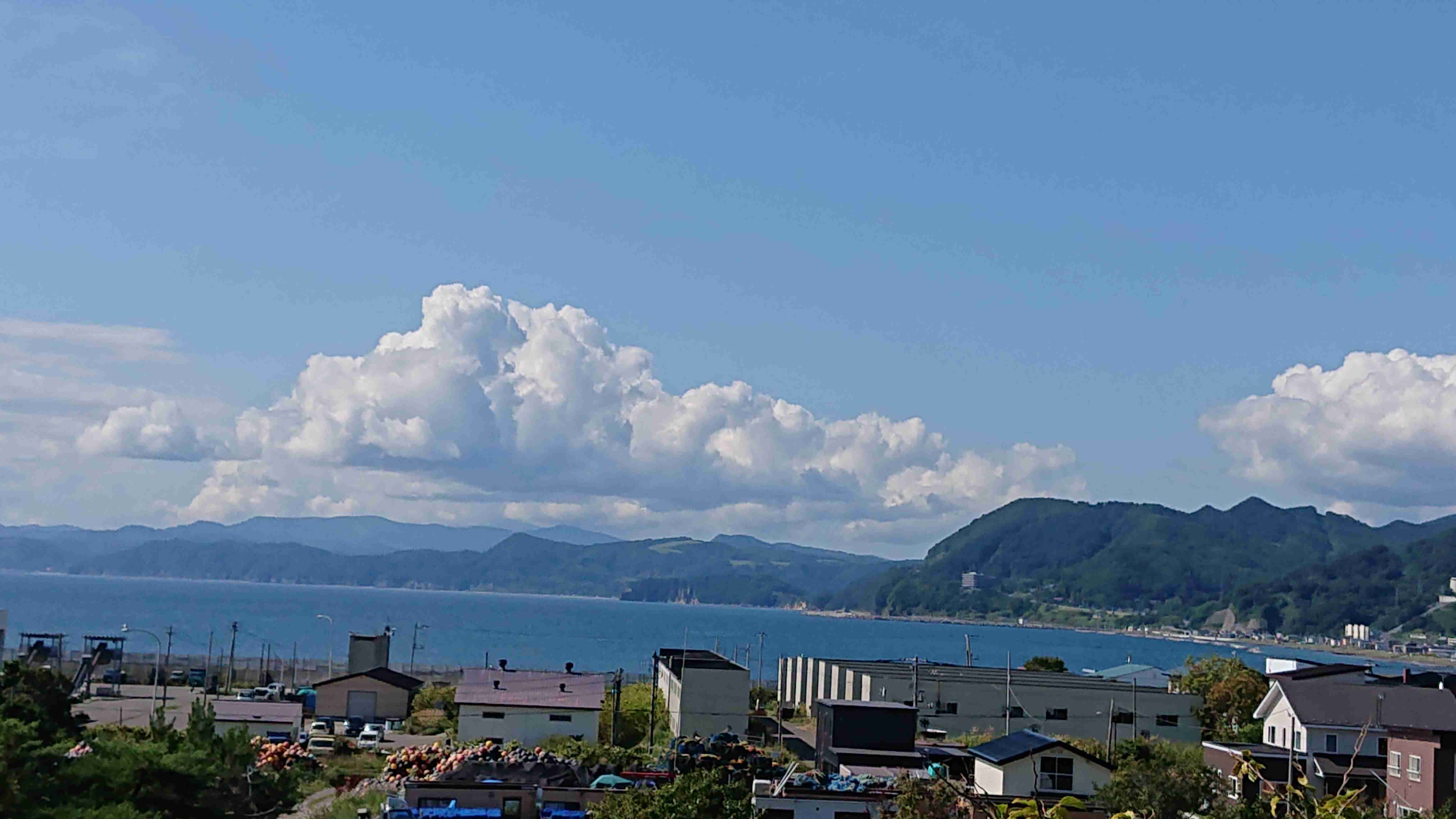 観光客に「北海道のデカさ」突きつける 新千歳空港駅のフォトスポットが親切だと話題