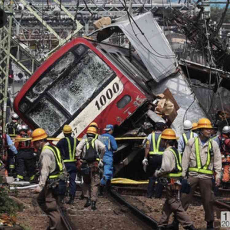 京急線の踏切 トラックと電車が衝突 17人けがの情報 横浜