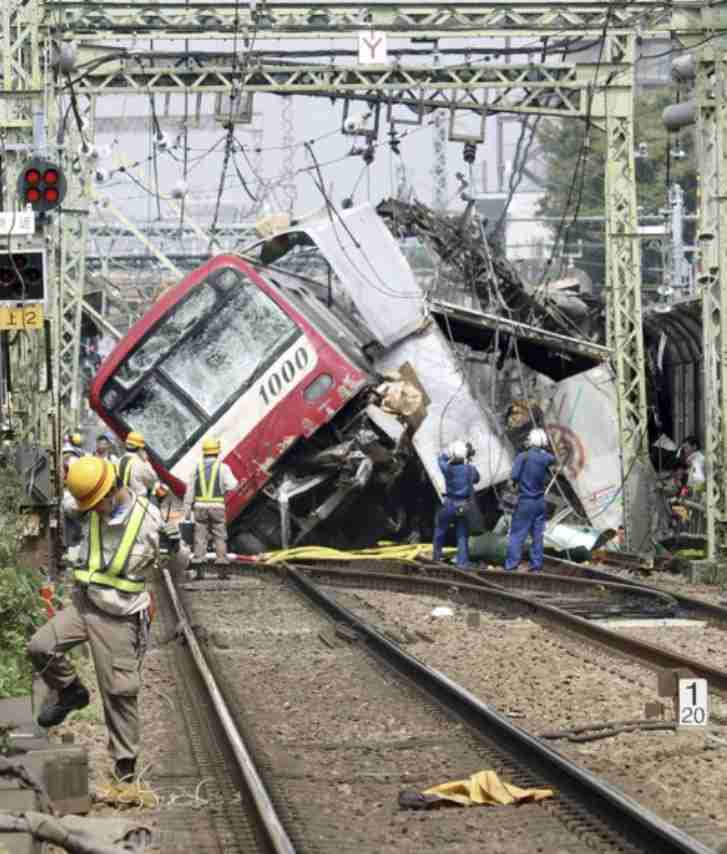 京急線の踏切 トラックと電車が衝突 17人けがの情報 横浜