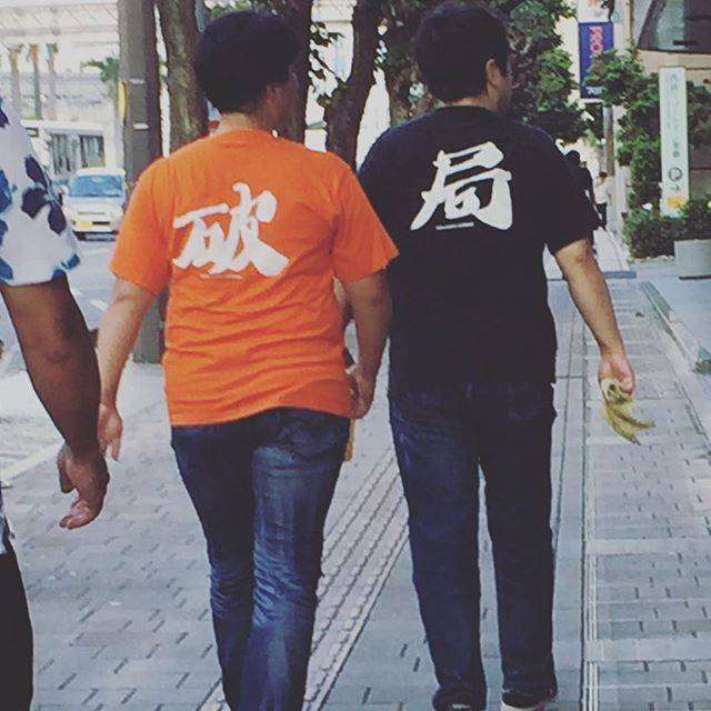 外国人が日本語の服を着ている画像下さい
