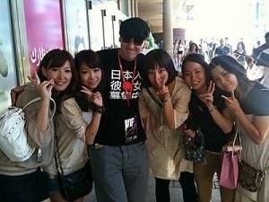 外国人が日本語の服を着ている画像下さい