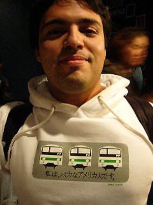外国人が日本語の服を着ている画像下さい