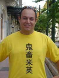 外国人が日本語の服を着ている画像下さい