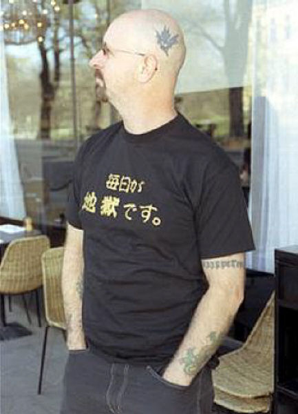 外国人が日本語の服を着ている画像下さい