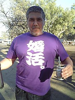 外国人が日本語の服を着ている画像下さい