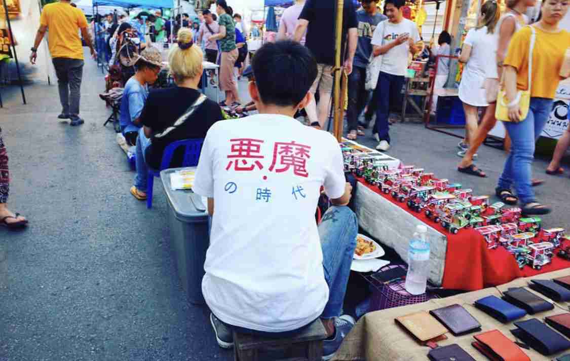 外国人が日本語の服を着ている画像下さい