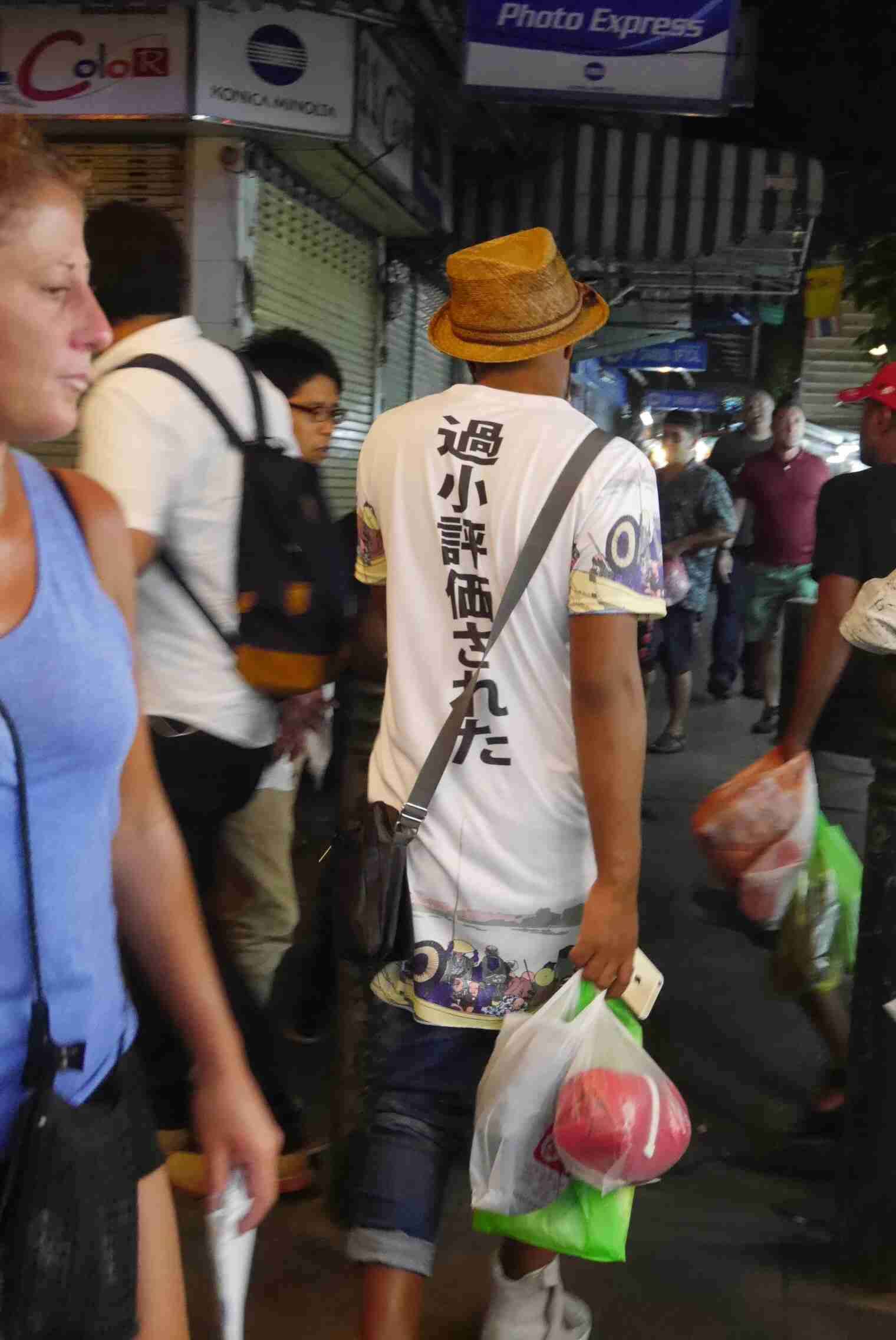 外国人が日本語の服を着ている画像下さい