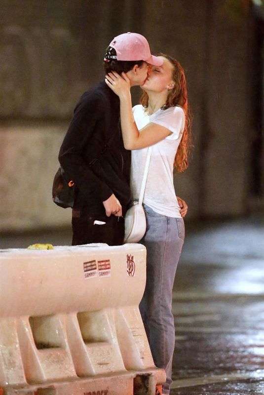 ショーン・メンデス、ステージでカミラ・カベロにキス　北米ツアー最終公演で