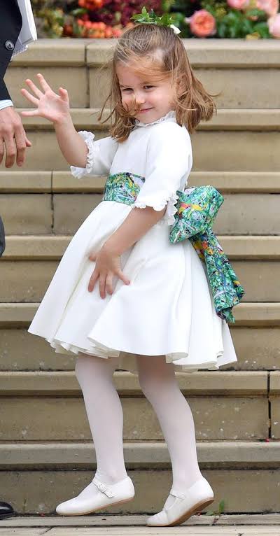 シャーロット王女、兄ジョージ王子と一緒に小学校に初登校！