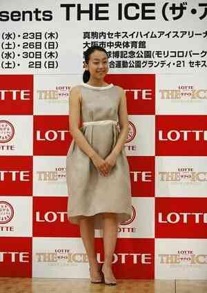浅田真央、胸元&背中大胆ドレスで登場 高橋一生が感動「おきれい」【ベストフォーマリスト授賞式】