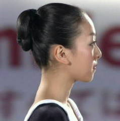 浅田真央、胸元&背中大胆ドレスで登場 高橋一生が感動「おきれい」【ベストフォーマリスト授賞式】