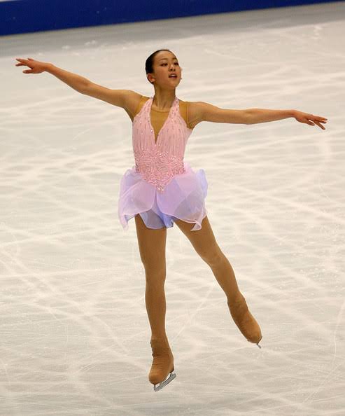 浅田真央、胸元&背中大胆ドレスで登場 高橋一生が感動「おきれい」【ベストフォーマリスト授賞式】