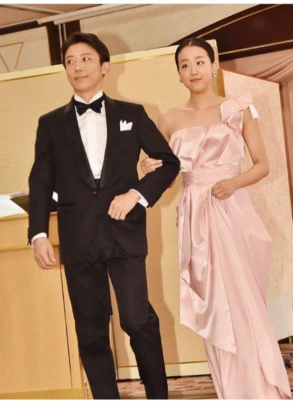 浅田真央、胸元&背中大胆ドレスで登場 高橋一生が感動「おきれい」【ベストフォーマリスト授賞式】