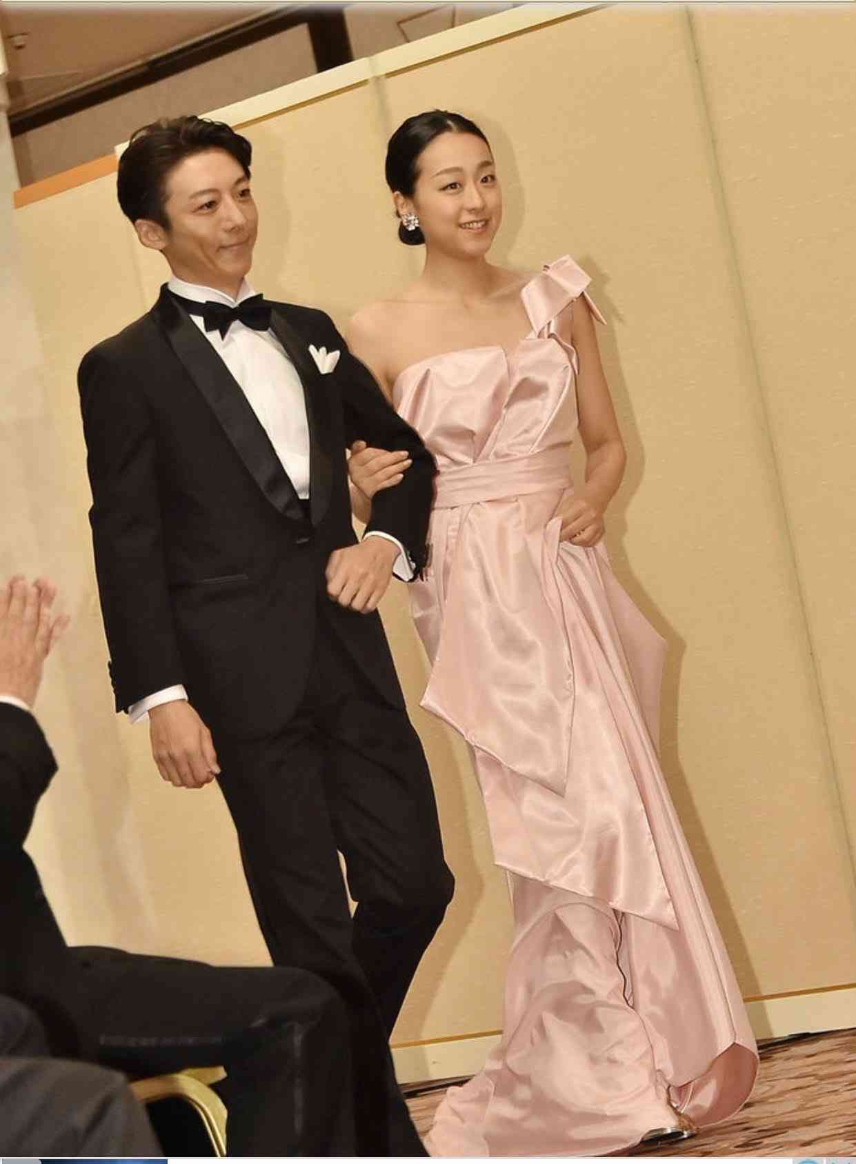 浅田真央、胸元&背中大胆ドレスで登場 高橋一生が感動「おきれい」【ベストフォーマリスト授賞式】